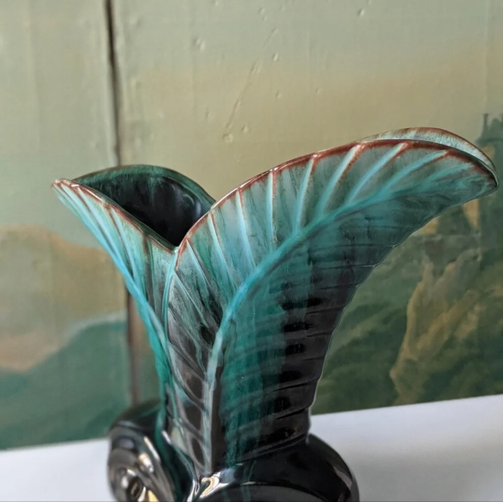 Vintage Blue Mountain Pottery Deco Leaf Vase - Picture 2 of 8